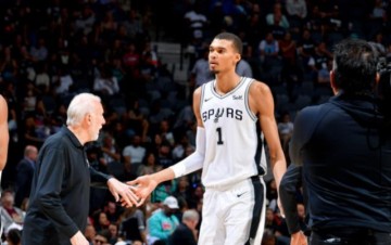 休闲娱乐-天赋爆表！文班亚马凶猛空接+隔扣：两战禁区11中11