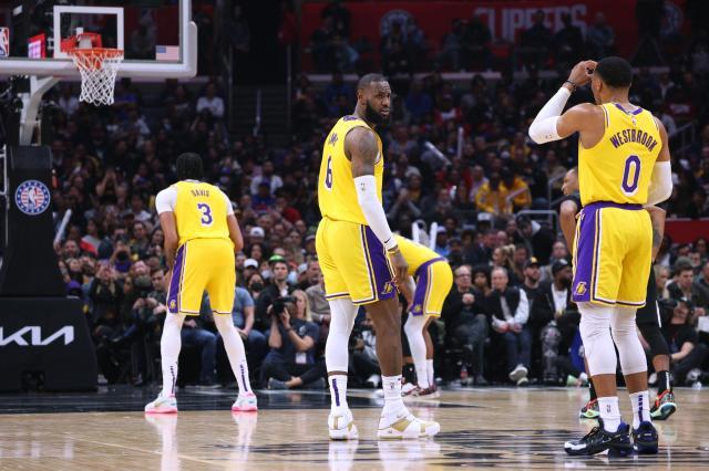 221110095612-lebron-james-injury.jpg